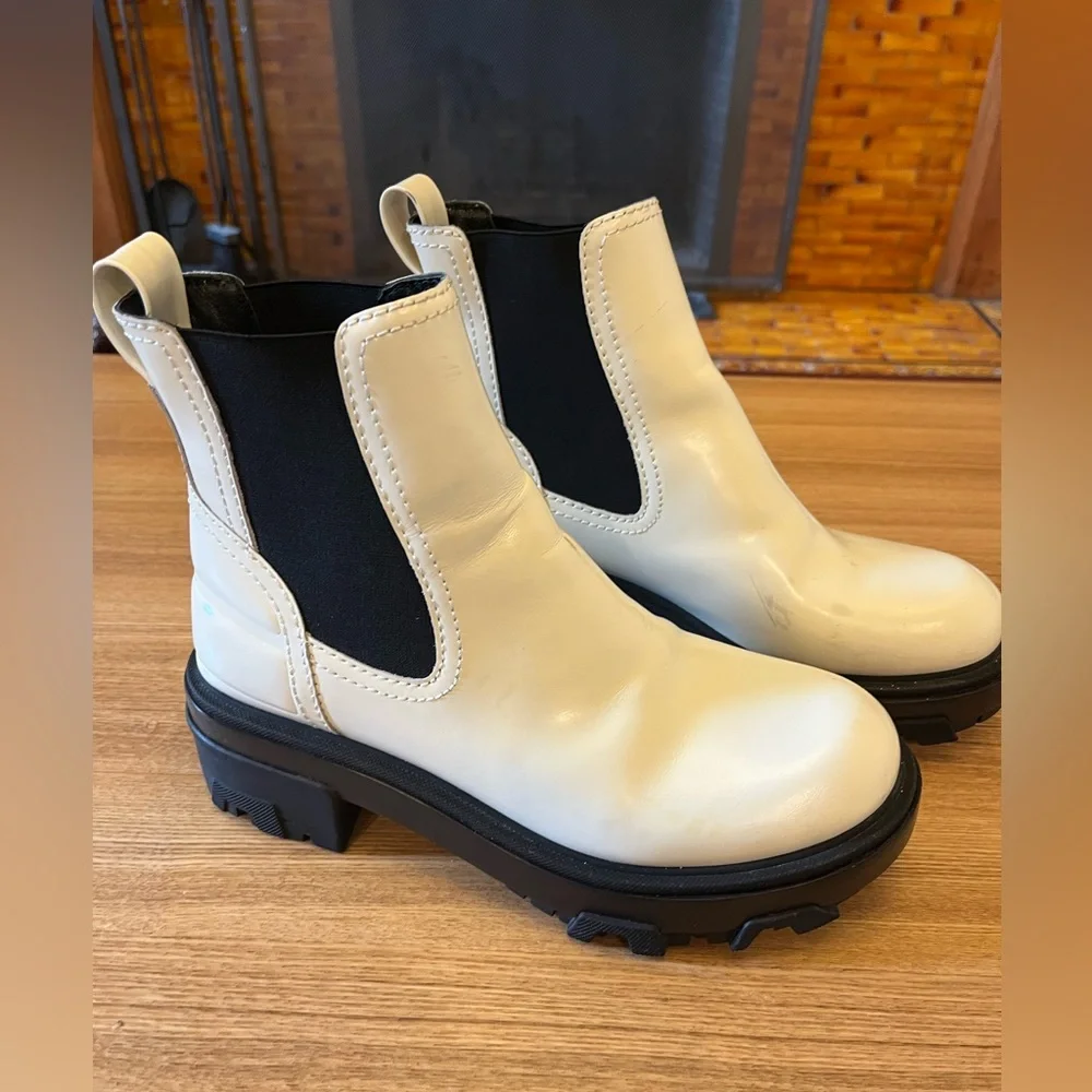 Rag & Bone Shaye Lug Sole Chelsea Boot - Picture 2 of 9